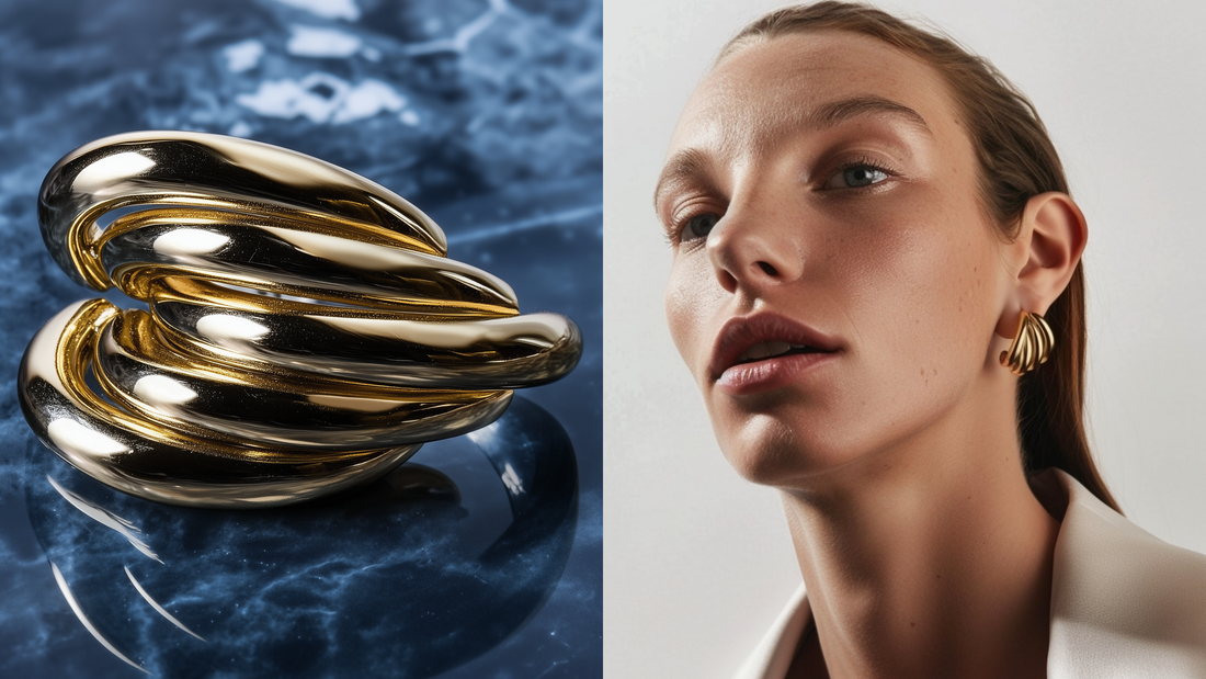 Collage con un primer plano de un pendiente dorado de diseño escultural sobre superficie azul marmoleada y, a la derecha, una modelo luciendo la misma pieza, destacando la elegancia y sofisticación de la joya.
