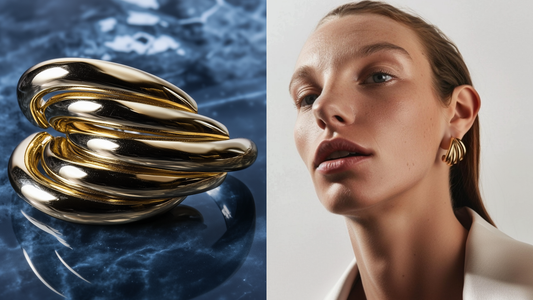 Collage con un primer plano de un pendiente dorado de diseño escultural sobre superficie azul marmoleada y, a la derecha, una modelo luciendo la misma pieza, destacando la elegancia y sofisticación de la joya.