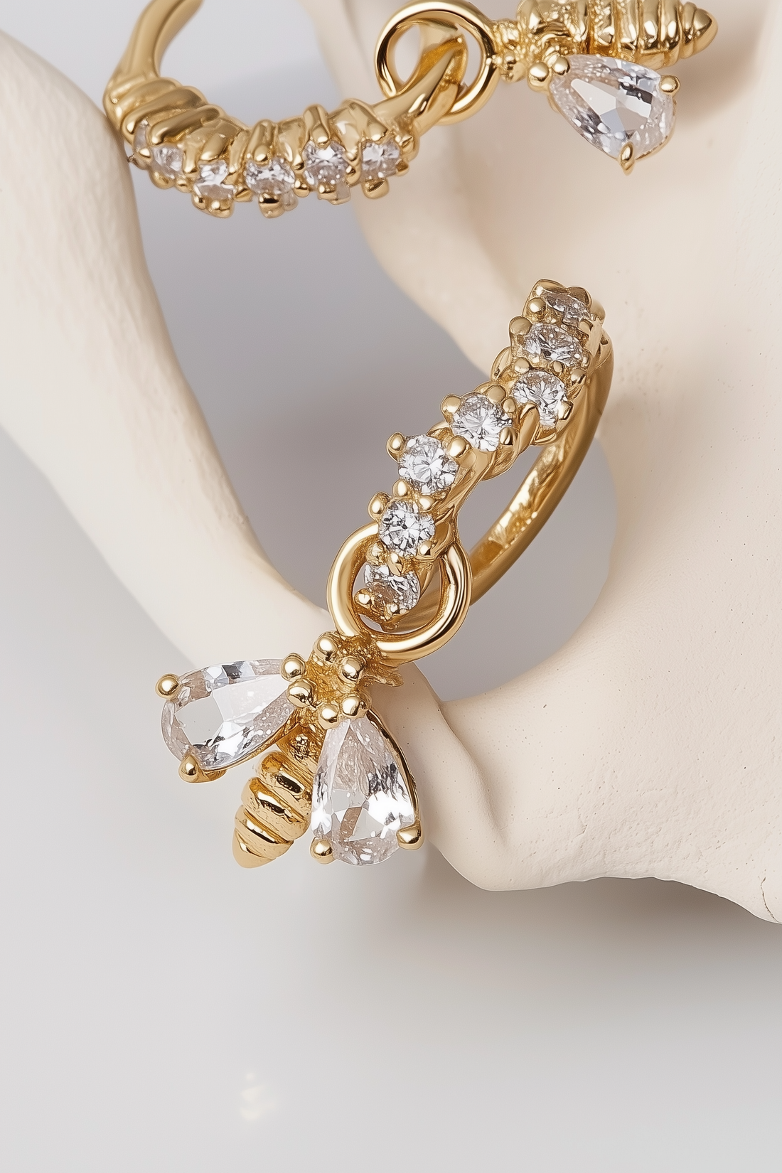 Pendientes con forma de abeja: el símbolo de poder que se transforma en joya