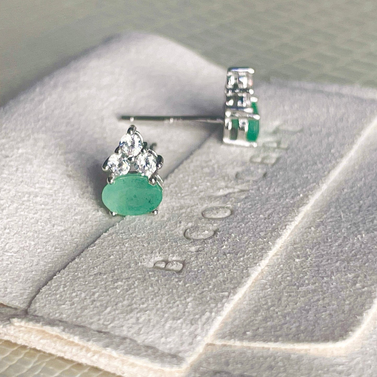 Pendientes Esmeralda Grace de B.CONCEPT, joyería de lujo en tonos verdes.