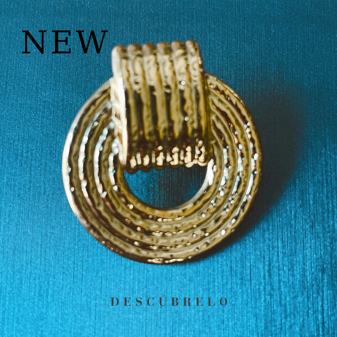 Pendientes Rita de B.CONCEPT: diseño vintage dorado inspirado en el estilo Old Money.