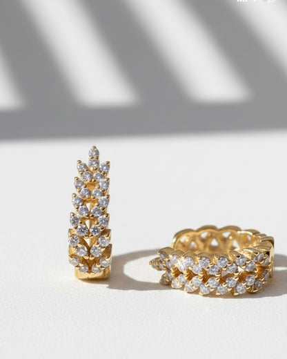 Pendientes de aro Modelo Imperio en plata bañada en oro 18k, diseño tipo espiga con doble hilera de circonitas. Joya de lujo elegante y brillante para mujer.