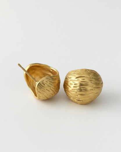 Detalle de Pendientes Nut Gold – diseño minimalista y elegante